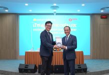 Vietnam Airlines, SATS sign strategic partnership President and CEO of Vietnam Airlines and SATS exchange commemorative gifts symbolizing close ties and a long term partnership